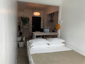 1 habitación, tabla de planchar con plancha, wifi gratis y ropa de cama