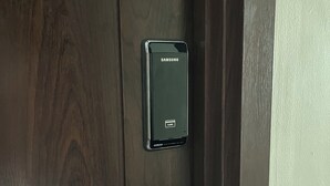 Une porte équipée d’un lecteur de carte Samsung et d’une serrure à clé.