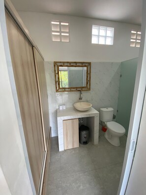 Deluxe-Doppelzimmer, Poolblick | Badezimmer | Dusche, kostenlose Toilettenartikel, Haartrockner, Handtücher