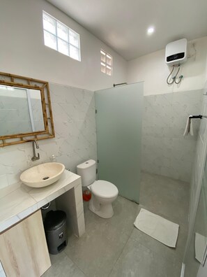 Deluxe-Doppelzimmer, Poolblick | Badezimmer | Dusche, kostenlose Toilettenartikel, Haartrockner, Handtücher