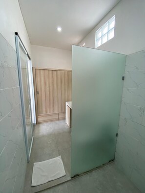 Deluxe-Doppelzimmer, Poolblick | Badezimmer | Dusche, kostenlose Toilettenartikel, Haartrockner, Handtücher