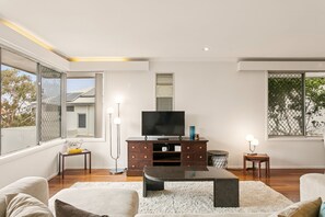 Computer monitors - Designed Stay-Convenient, Coastal, Comfortable (Karrinyup)