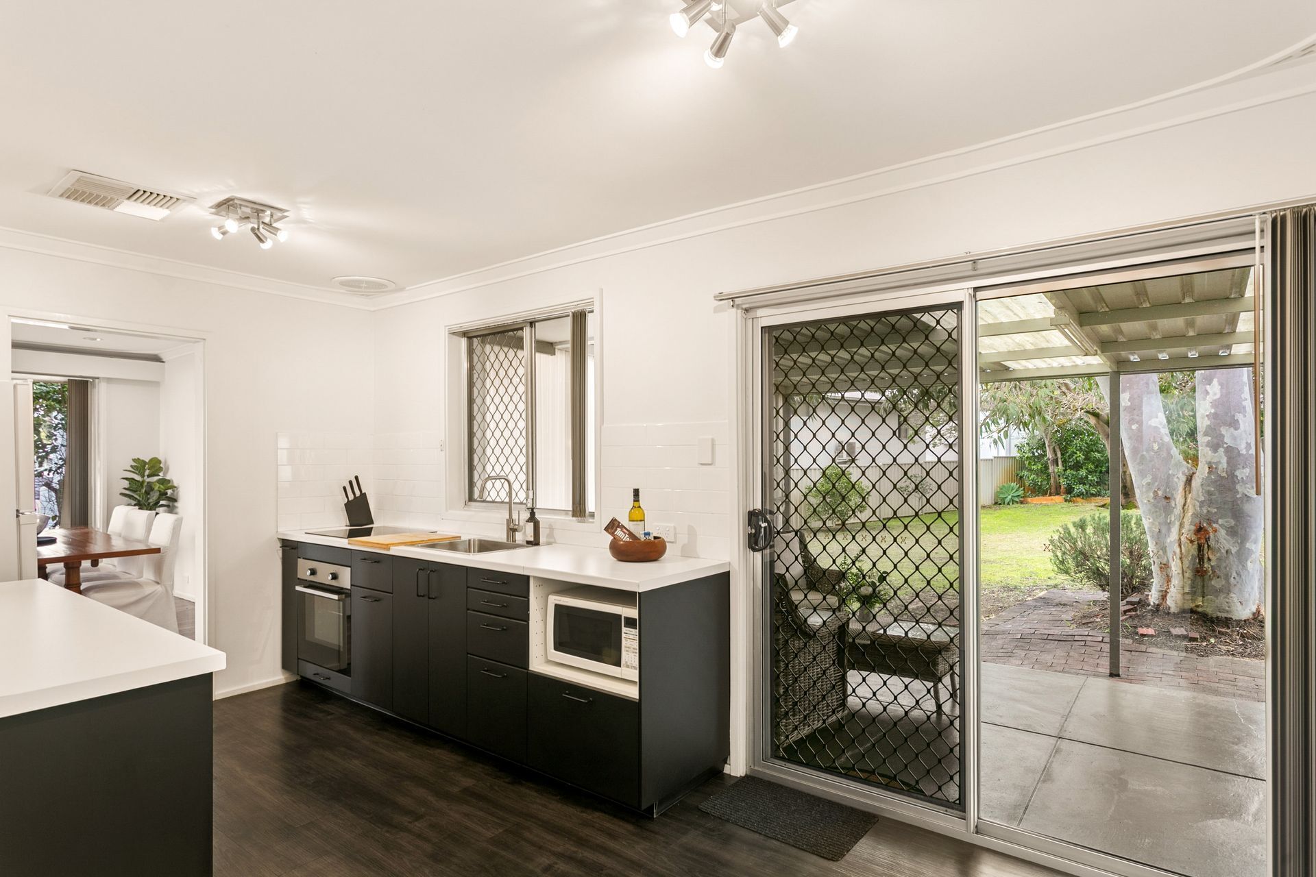 Micro-ondes, four, plaque de cuisson