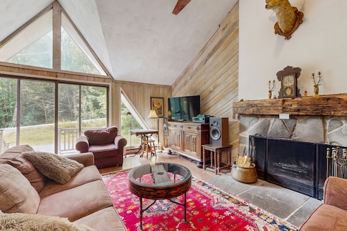 Cozy house near Mt Snow w/ large deck and bbq, TV, wifi, kitchen, dvd player