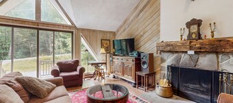 Cozy house near Mt Snow w/ large deck and bbq, TV, wifi, kitchen, dvd player