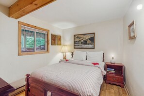 4 bedrooms, Internet, bed sheets - Cozy house near Mt Snow w/ large deck and bbq, TV, wifi, kitchen, dvd player (Dover)