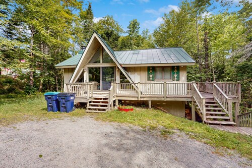 Cozy house near Mt Snow w/ large deck and bbq, TV, wifi, kitchen, dvd player