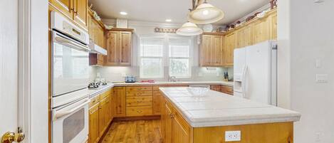 Køleskab, mikrobølgeovn, ovn, kogeplade