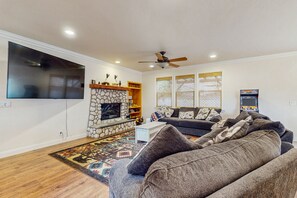 Televisio, takka, kirjoja