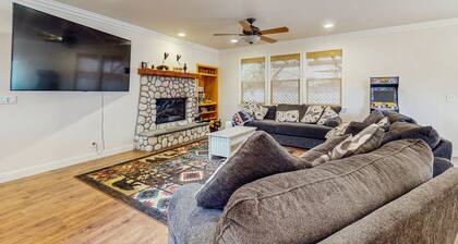 Relaxing Home with bench swing, board games, grill and ping-pong table