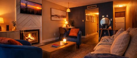 Smart TV, chimenea y libros