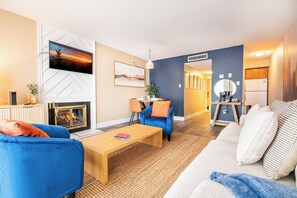 Smart-tv, eldstad och böcker