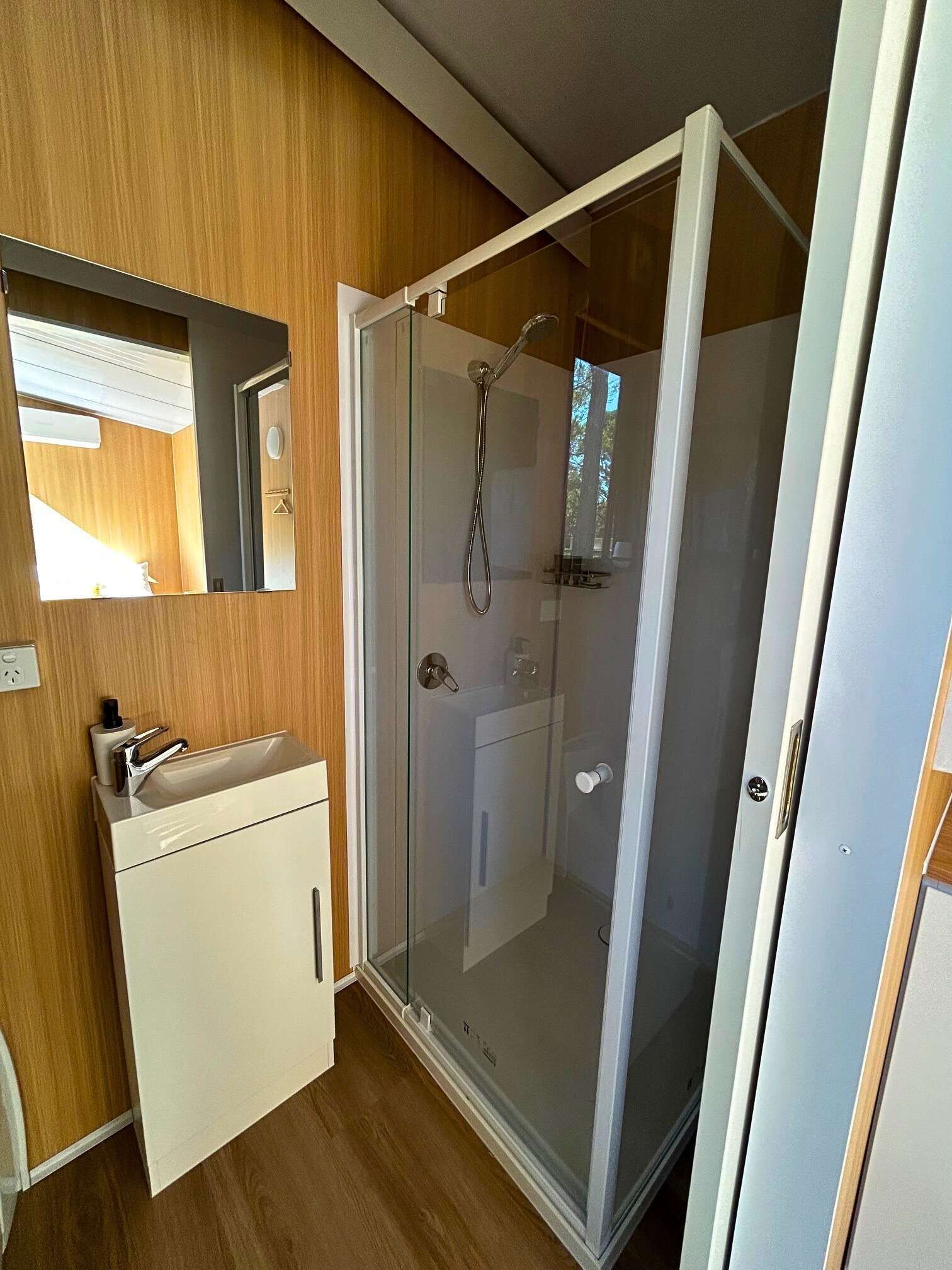 Dusj, hårføner og håndklær