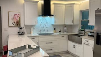 Kühlschrank, Mikrowelle, Herdplatte, Wasserkocher mit Kaffee-/Teezubehör