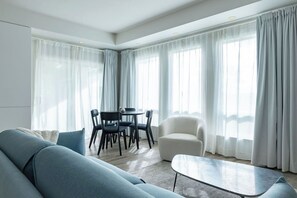 Smart TV, fireplace - Fort Langley Suite | Bright Modern with Field Views (Langley Township)