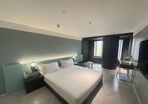 Quarto solteiro básico, vista para a cidade | Escrivaninha, Wi-Fi de cortesia, roupa de cama