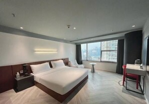 Quarto solteiro empresarial | Escrivaninha, Wi-Fi de cortesia, roupa de cama