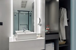 A modern bathroom with two sinks, a large mirror, and a robe hanging on a rack. - Xingzhi Yunbo Riverview Hotel (Chongqing Jiefangbei Hongyadong Branch) (Chongqing)