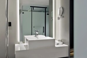 Kamar Single Comfort, pemandangan kota | Kamar mandi | Shower, perlengkapan mandi gratis, pengering rambut, dan jubah mandi