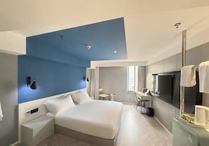 Quarto solteiro básico, vista para a cidade | Escrivaninha, Wi-Fi de cortesia, roupa de cama