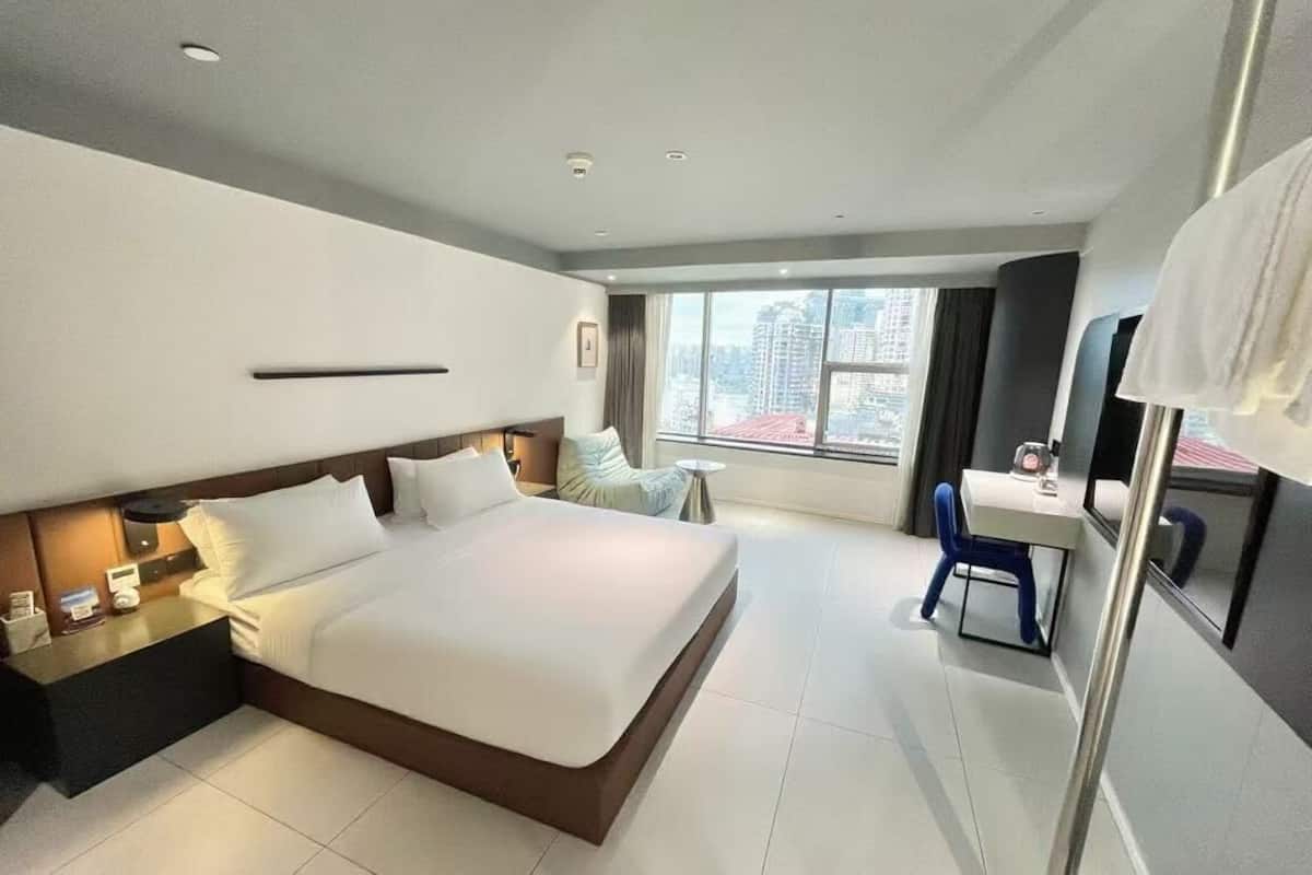 Quarto solteiro empresarial | Escrivaninha, Wi-Fi de cortesia, roupa de cama