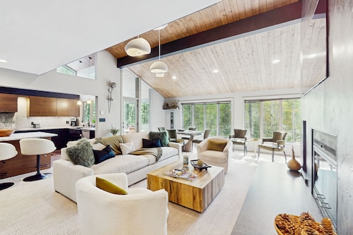 Luxurious Vail Home with private hot tub, patio, fireplace, and bus to slope