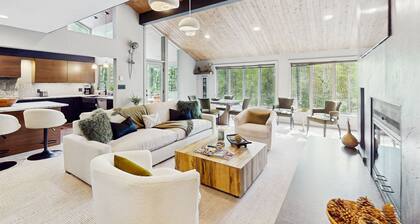 Luxurious Vail Home with private hot tub, patio, fireplace, and bus to slope