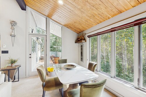 Luxurious Vail Home with private hot tub, patio, fireplace, and bus to slope