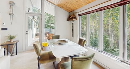 Luxurious Vail Home with private hot tub, patio, fireplace, and bus to slope