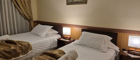 Chambre avec lits jumeaux | Espace de travail pour ordinateur portable, Wi-Fi gratuit
