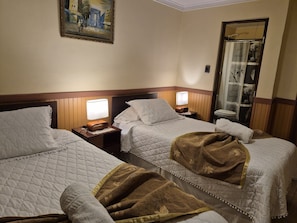 Chambre avec lits jumeaux | Espace de travail pour ordinateur portable, Wi-Fi gratuit