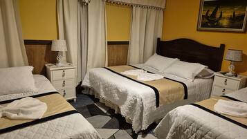 Basic-værelse til 4 personer - flere senge | Arbejdsområde til bærbare computere, gratis Wi-Fi