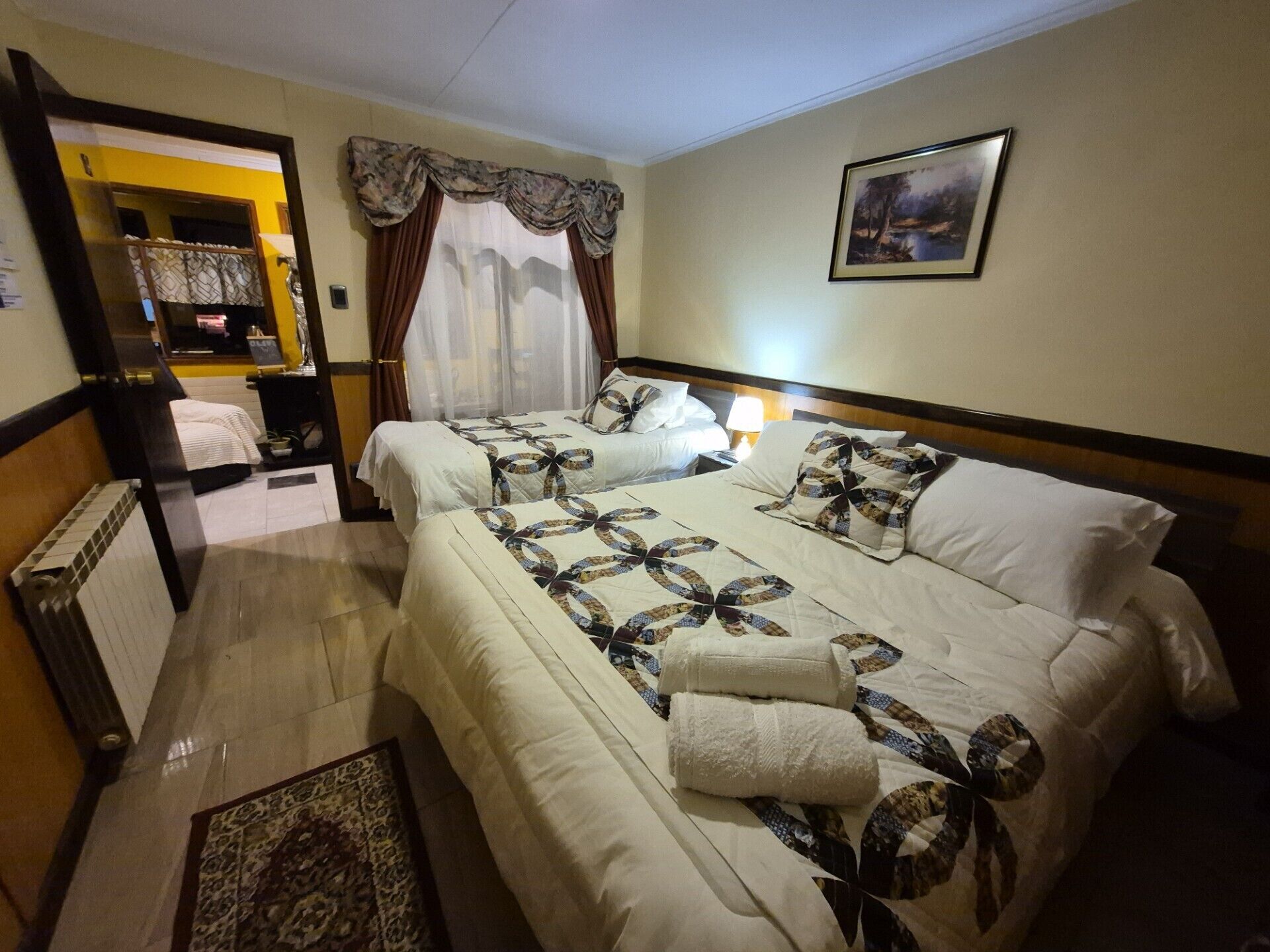 Basic-Dreibettzimmer, Mehrere Betten | Laptopgeeigneter Arbeitsplatz, kostenloses WLAN