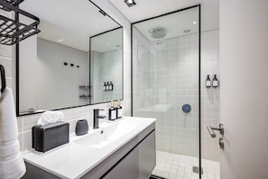 Haartrockner, Handtücher, Seife, Toilettenpapier