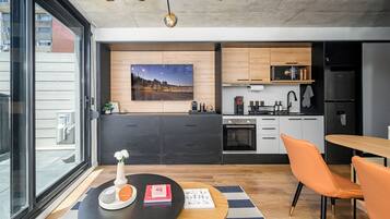 Coffee/tea maker, fridge, microwave, oven