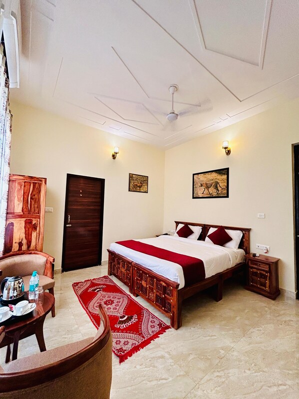 Kahden hengen deluxe-huone, patio, näköala puutarhaan | Tallelokero huoneessa, työpöytä, ilmainen Wi-Fi