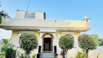 Fachada de la propiedad