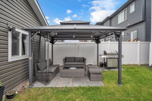 Terrace/patio - Near Airport Beautiful 3 Bedroom Family home (Calgary)