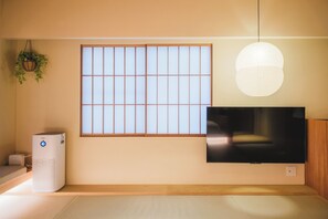 Laptop workspace, blackout drapes, iron/ironing board - Hotel Matoma (Tokyo)