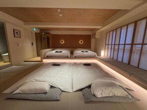 مساحة عمل للكمبيوتر المحمول وستائر تعتيم ومكواة/لوح كي