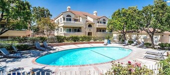 Charming Room and a 3-bedroom condo w. Private bathroom Santa Clarita/Art Studio