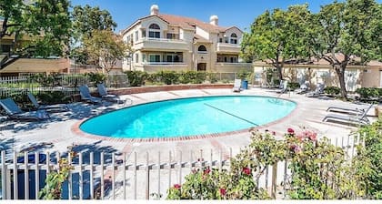 Charming Room in a condo w. Private bathroom Santa Clarita/Art Studio/Gallery