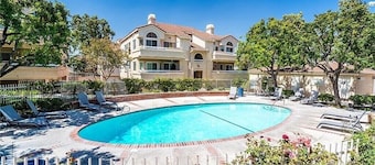 Charming Room and a 3-bedroom condo w. Private bathroom Santa Clarita/Art Studio