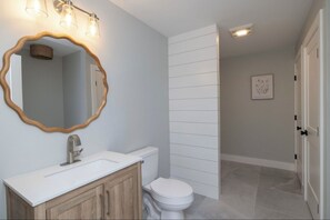 Shower, hair dryer, towels, soap - Pristine Brand New Coastal Luxe (Wareham)