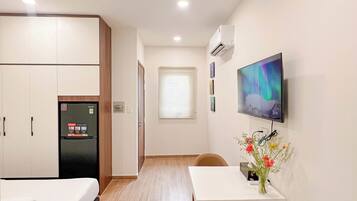 Standard Studio, Non Smoking, Kitchen | Premium bedding, desk, laptop workspace, blackout drapes