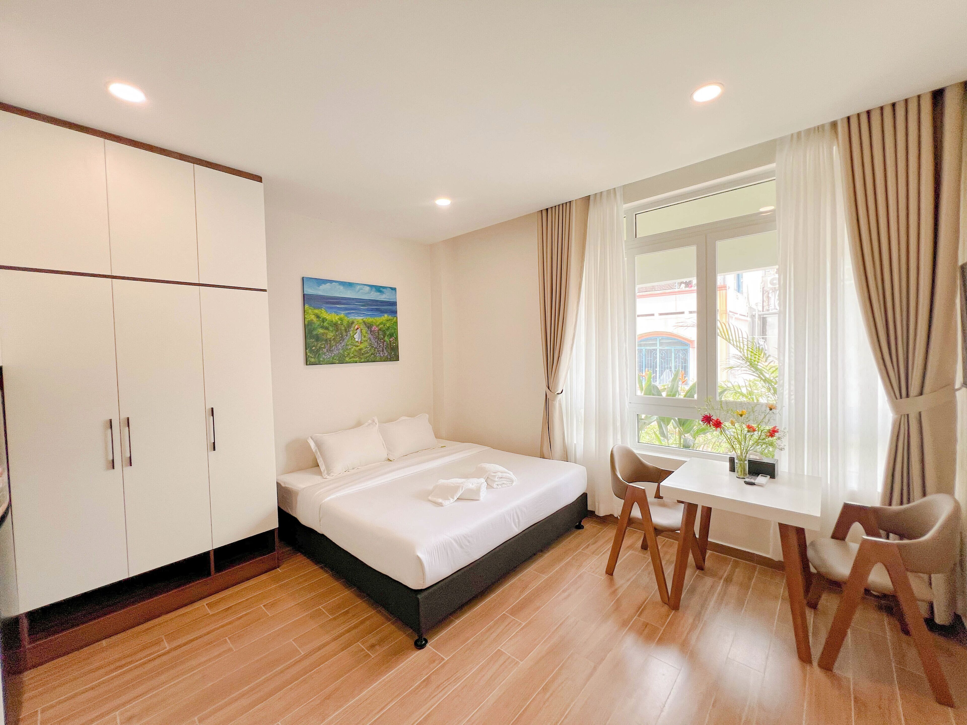 슈피리어 스튜디오 스위트, 주방, 시내 전망 | 거실 공간 | 디지털 채널 시청이 가능한 29인치 스마트 TV