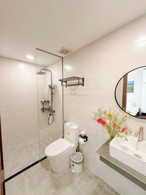 Suite estudio superior, cocina, vistas a la ciudad | Baño | Ducha, artículos de higiene personal ecológicos y secador de pelo