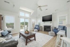 Smart TV, fireplace, books, stereo - 3min walk to beach! Dogs OK, Private Pool, Hot Tub (Corolla)