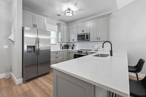 Jääkaappi, mikroaaltouuni, uuni, liesi