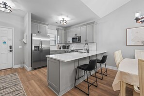 Jääkaappi, mikroaaltouuni, uuni, liesi